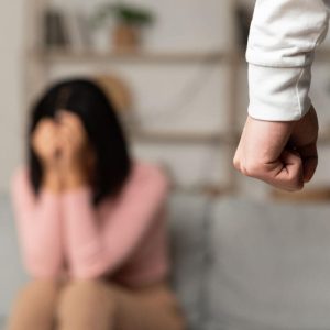 Kodėl sunku palikti smurtaujantį partnerį: 8 priežastys