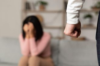 Kodėl sunku palikti smurtaujantį partnerį: 8 priežastys