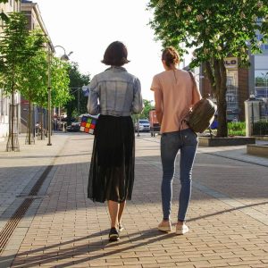 Kodėl verta pasivaikščioti po vakarienės? 3 svarbios priežastys