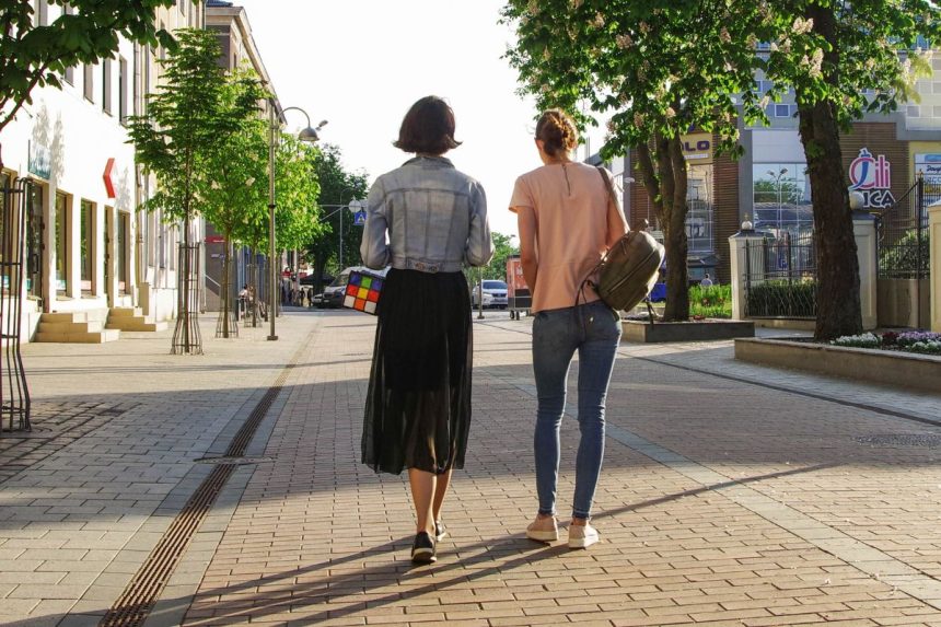 Kodėl verta pasivaikščioti po vakarienės? 3 svarbios priežastys