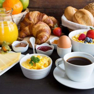 Kokie maisto produktai turėtų sudaryti tinkamus pusryčius?