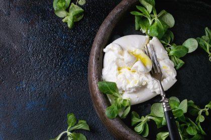 Lęšių salotos su burrata – gurmaniškas patiekalas