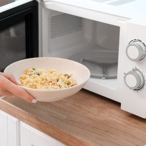 Mikrobangų krosnelėje ruošto maisto pavojai: ką verta žinoti?