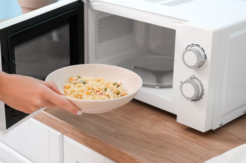 Mikrobangų krosnelėje ruošto maisto pavojai: ką verta žinoti?