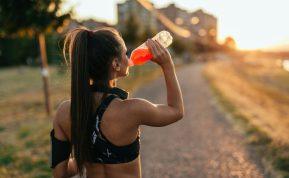 Naminis elektrolitų gėrimas – natūrali alternatyva sportiniams gėrimams