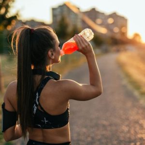 Naminis elektrolitų gėrimas – natūrali alternatyva sportiniams gėrimams