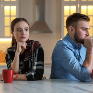 Praeities šešėliai: kaip nugalėti pavydą dėl partnerio buvusiųjų