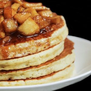 Purūs amerikietiški blyneliai su karamelizuotais obuoliais