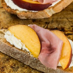 Rikotos sumuštinis su persiku ir prosciutto kumpiu: idėja pusryčiams