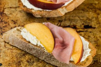 Rikotos sumuštinis su persiku ir prosciutto kumpiu: idėja pusryčiams