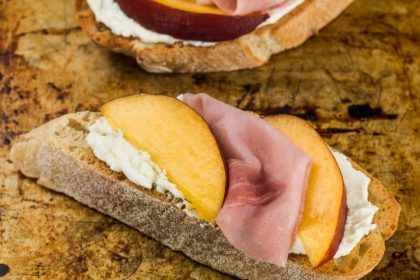 Rikotos sumuštinis su persiku ir prosciutto kumpiu: idėja pusryčiams