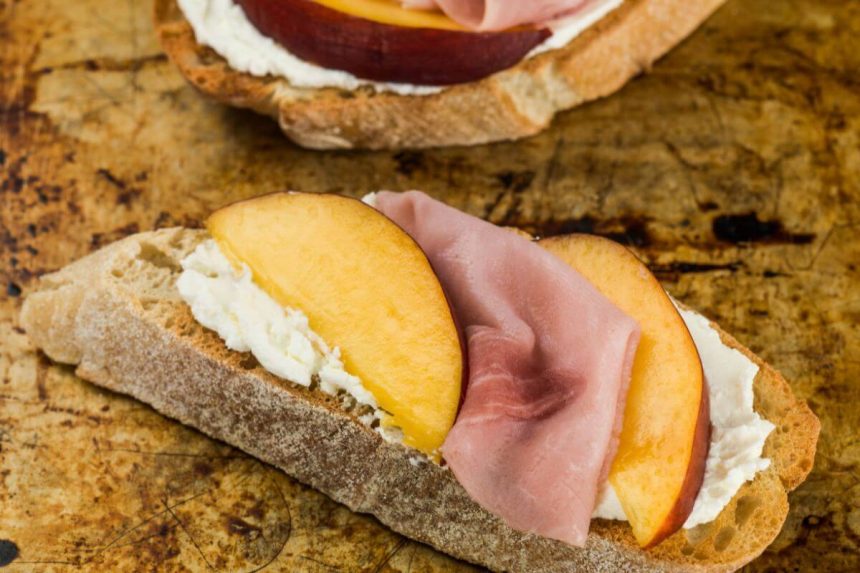 Rikotos sumuštinis su persiku ir prosciutto kumpiu: idėja pusryčiams