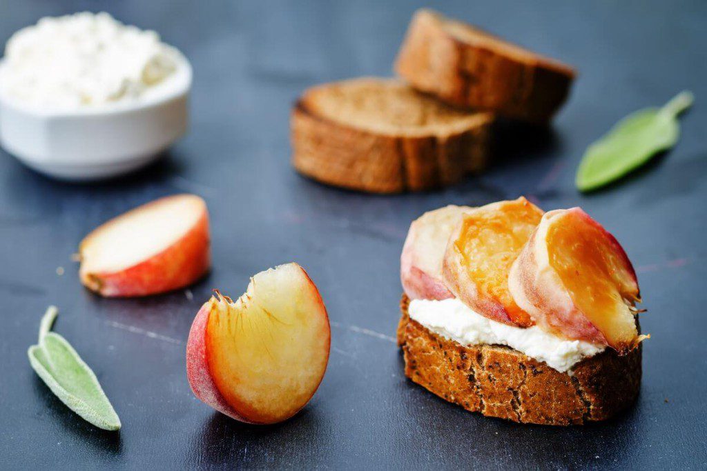 Rikotos sumuštinis su persiku ir prosciutto kumpiu: receptas