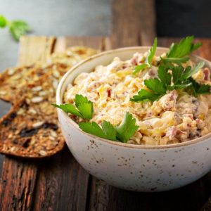Rūkytos vištienos mišrainė su konservuotais ananasais