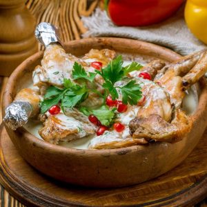 Sakartvelo vištienos patiekalas „Chkmeruli“ su kreminiu padažu