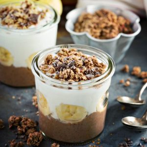 Sluoksniuotas šokoladinis desertas su bananais ir granola