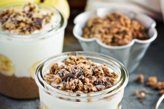 Sluoksniuotas šokoladinis desertas su bananais ir granola