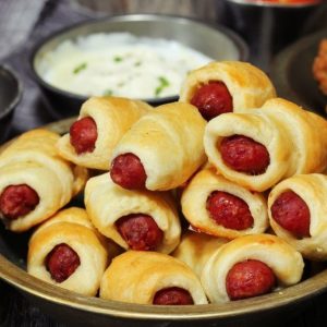 Sluoksniuotos tešlos bandelės su dešrelėmis