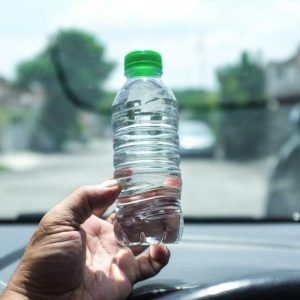 Vandens buteliukas paliktas automobilyje gali uždegti