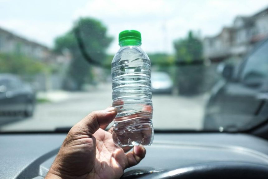 Vandens buteliukas paliktas automobilyje gali uždegti