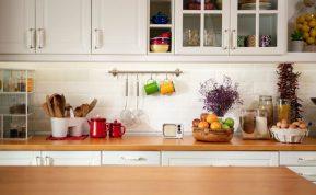 6 daiktai, kurių neturėtumėte laikyti virtuvės spintelėse