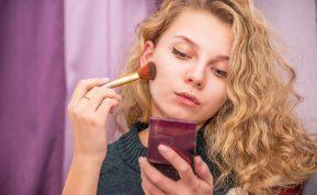 7 keisti, bet veiksmingi grožio triukai iš „TikTok“ dermatologų ir makiažo meistrų nuomonė