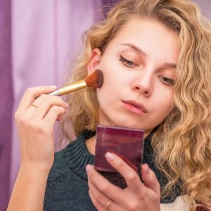 7 keisti, bet veiksmingi grožio triukai iš „TikTok“ dermatologų ir makiažo meistrų nuomonė
