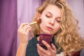 7 keisti, bet veiksmingi grožio triukai iš „TikTok“ dermatologų ir makiažo meistrų nuomonė