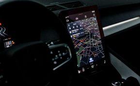 „Android Auto“ atnaujinimas sulaukė kritikos bangos: vartotojai nepatenkinti, „Google“ tyli