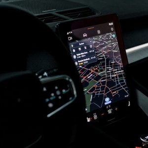 „Android Auto“ atnaujinimas sulaukė kritikos bangos: vartotojai nepatenkinti, „Google“ tyli