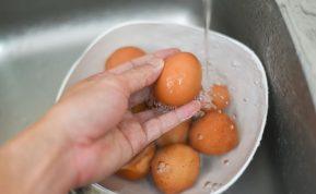 Ar tikrai būtina plauti kiaušinius? Ekspertai atsako, kada tą daryti būtina