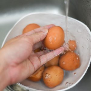 Ar tikrai būtina plauti kiaušinius? Ekspertai atsako, kada tą daryti būtina