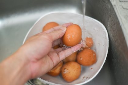 Ar tikrai būtina plauti kiaušinius? Ekspertai atsako, kada tą daryti būtina