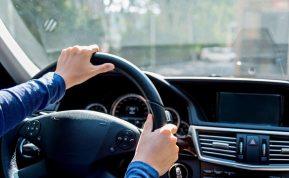 Ar vairuodami tikrai vairą laikote teisingai? Atsako ekspertai.