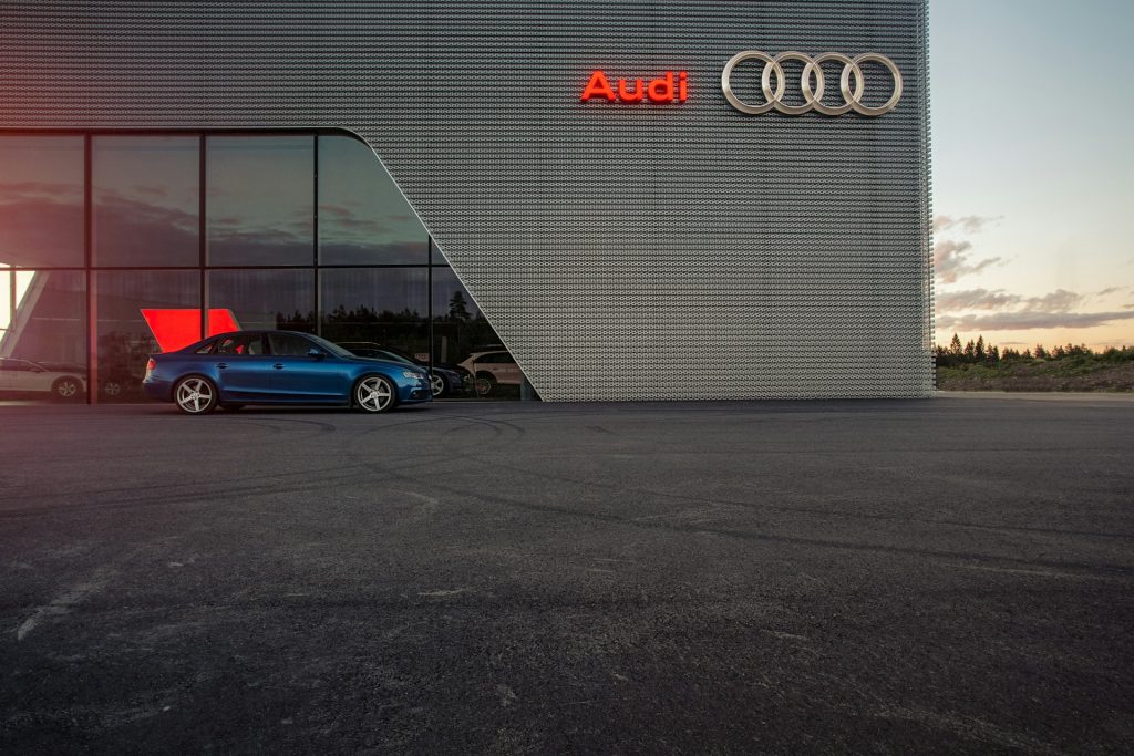 Audi revoliucija hibridų pasaulyje: kai tylus važiavimas susitinka su sportiniu charakteriu. Infrastruktūros iššūkiai tampa mažiau svarbūs