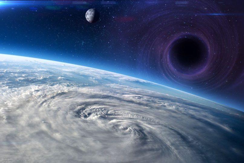 Besisukančių juodųjų skylių viduje aptiktas nestabilumas