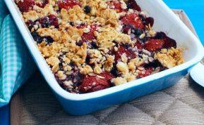 Braškių trupiniuotis su migdolais