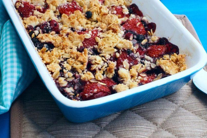 Braškių trupiniuotis su migdolais