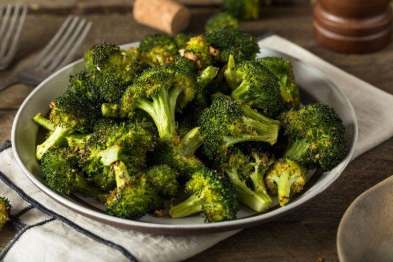 Brokolių ir skrudintų anakardžių salotos