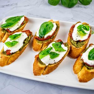 Brusketos su pesto, pomidorais ir mocarela
