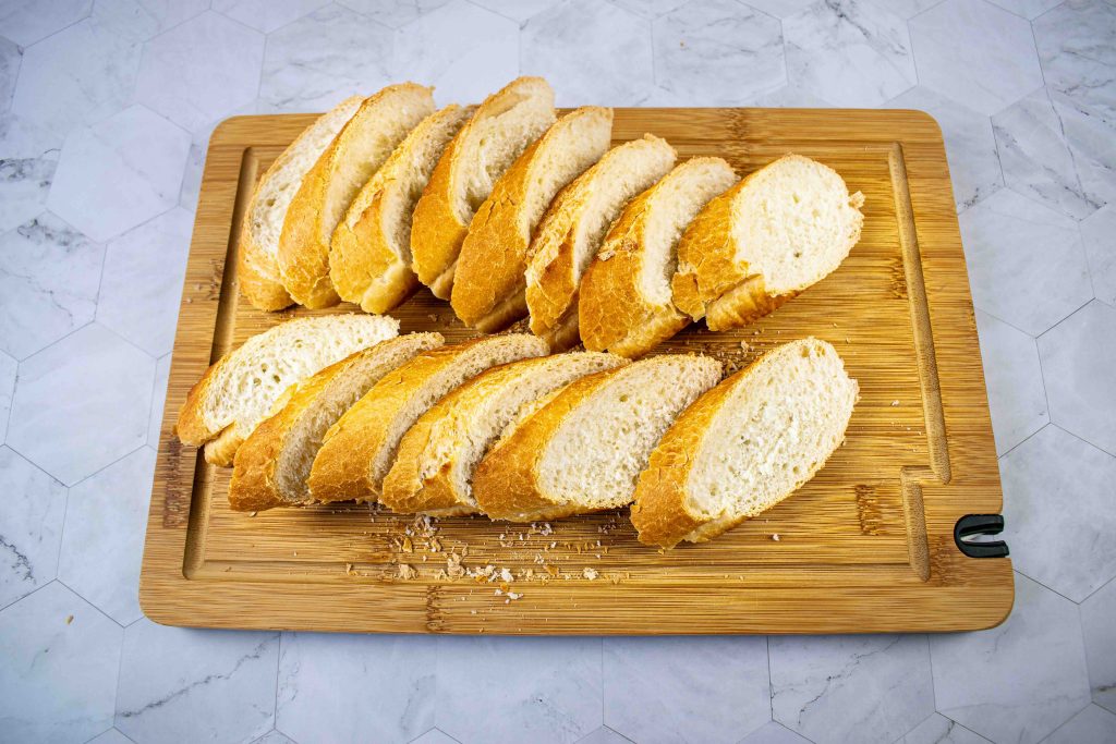 Brusketos su pesto, pomidorais ir mocarela. Batonas