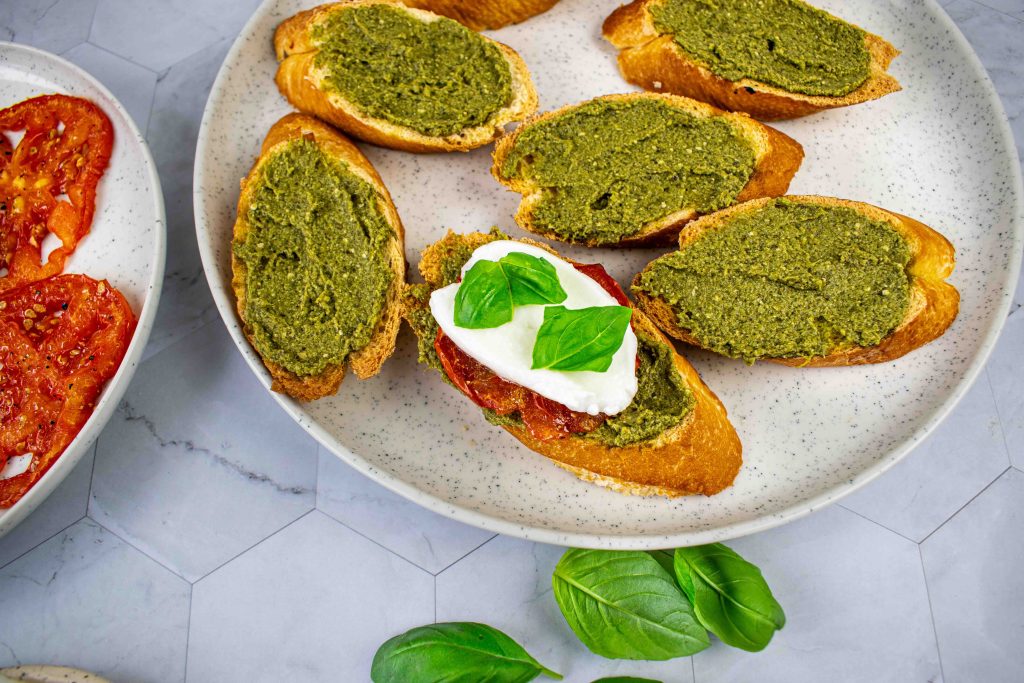Brusketos su pesto, pomidorais ir mocarela. Bazilikai