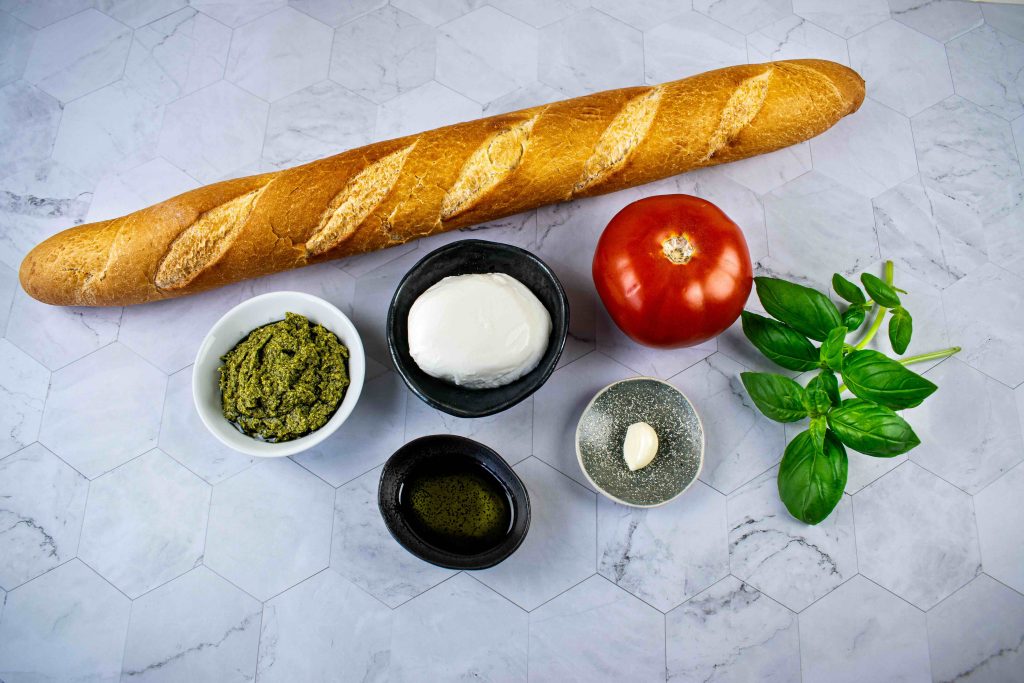 Brusketos su pesto, pomidorais ir mocarela. Ingredientai