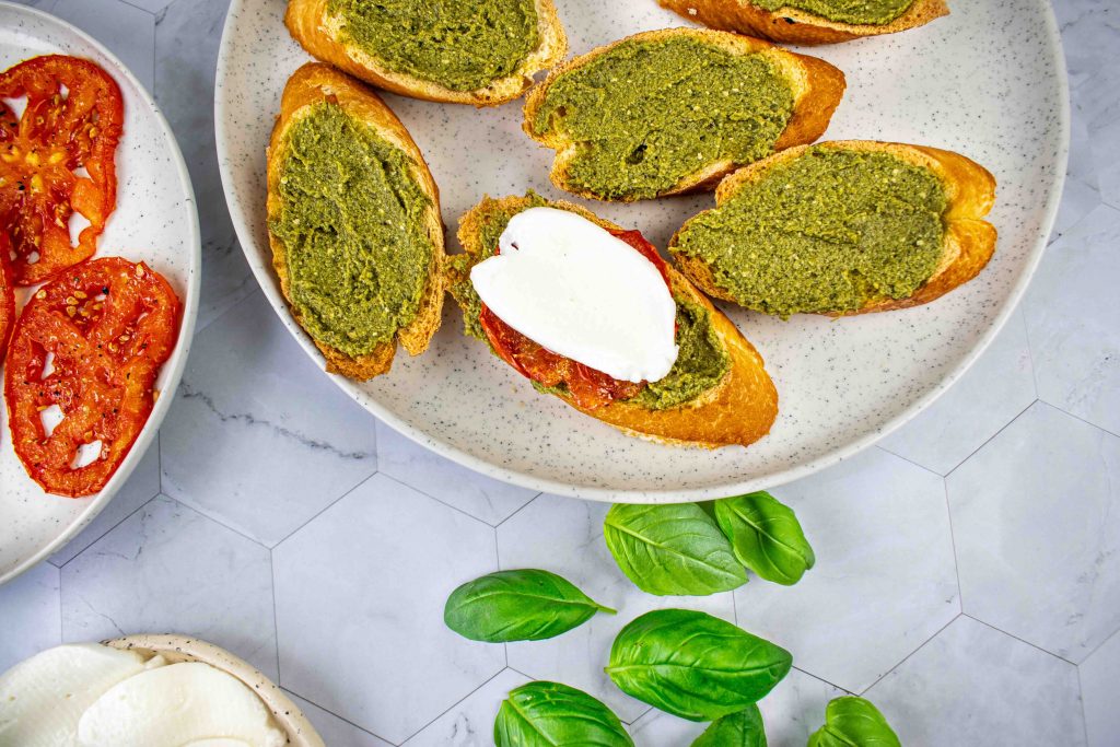Brusketos su pesto, pomidorais ir mocarela. Mocarela ant duonos