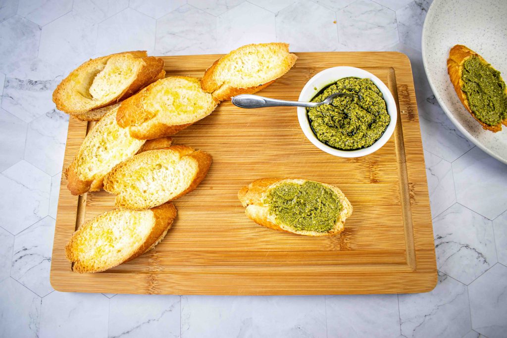 Brusketos su pesto, pomidorais ir mocarela. Pesto