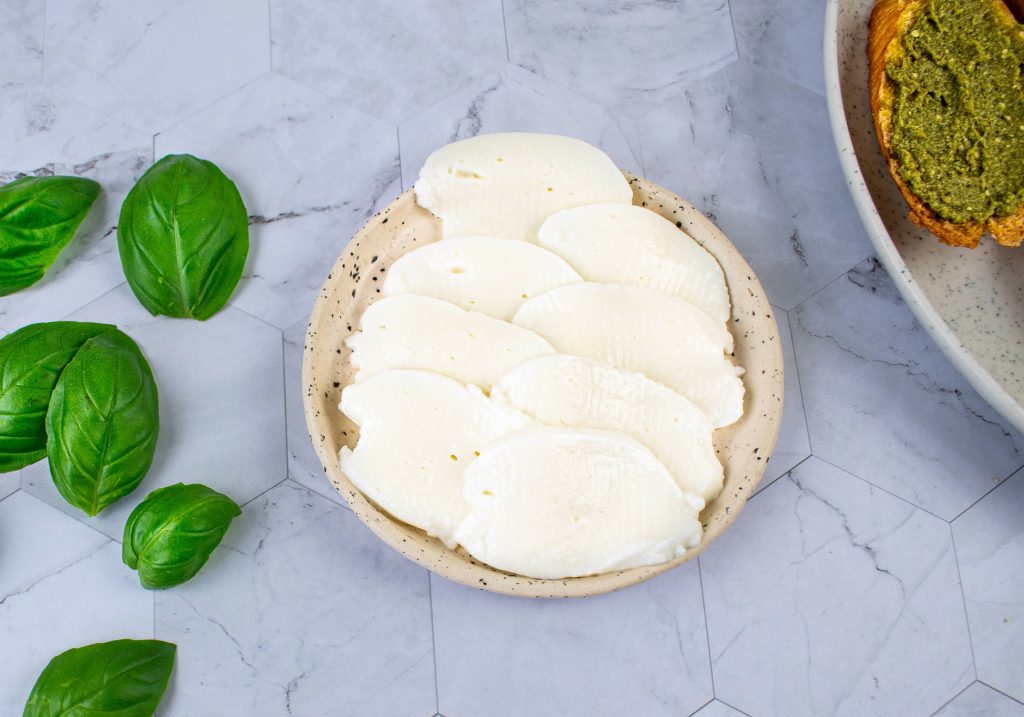 Brusketos su pesto, pomidorais ir mocarela. Pjaustyta mocarela
