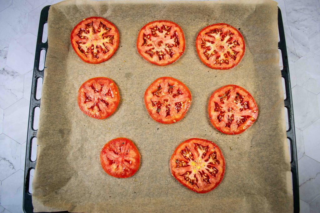 Brusketos su pesto, pomidorais ir mocarela. Pomidorai