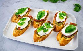 Brusketos su pesto, pomidorais ir mocarela