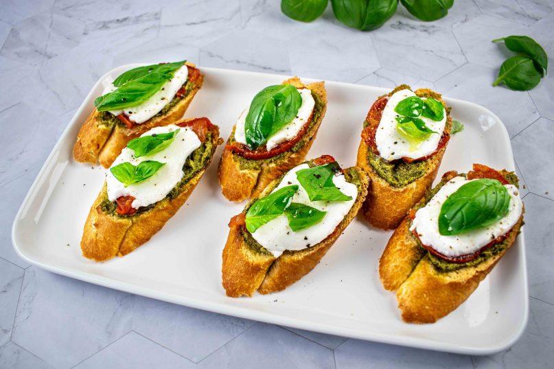 Brusketos su pesto, pomidorais ir mocarela