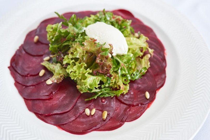 Burokėlių salotos su buratos sūriu